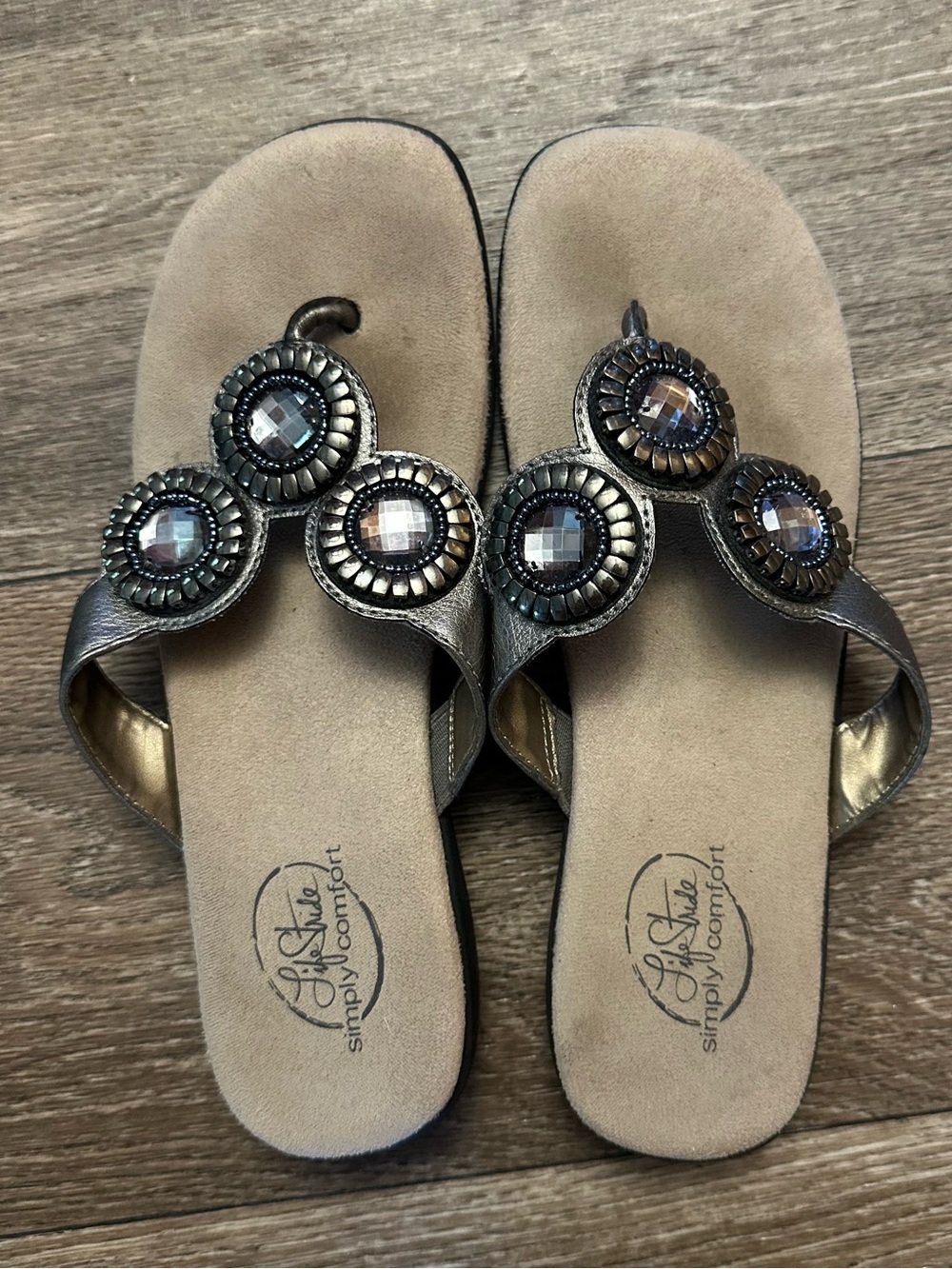 Sandals Life Stride Estella Womens Sz 6 1/2  Flip Flops Silver Medallion Comfort
